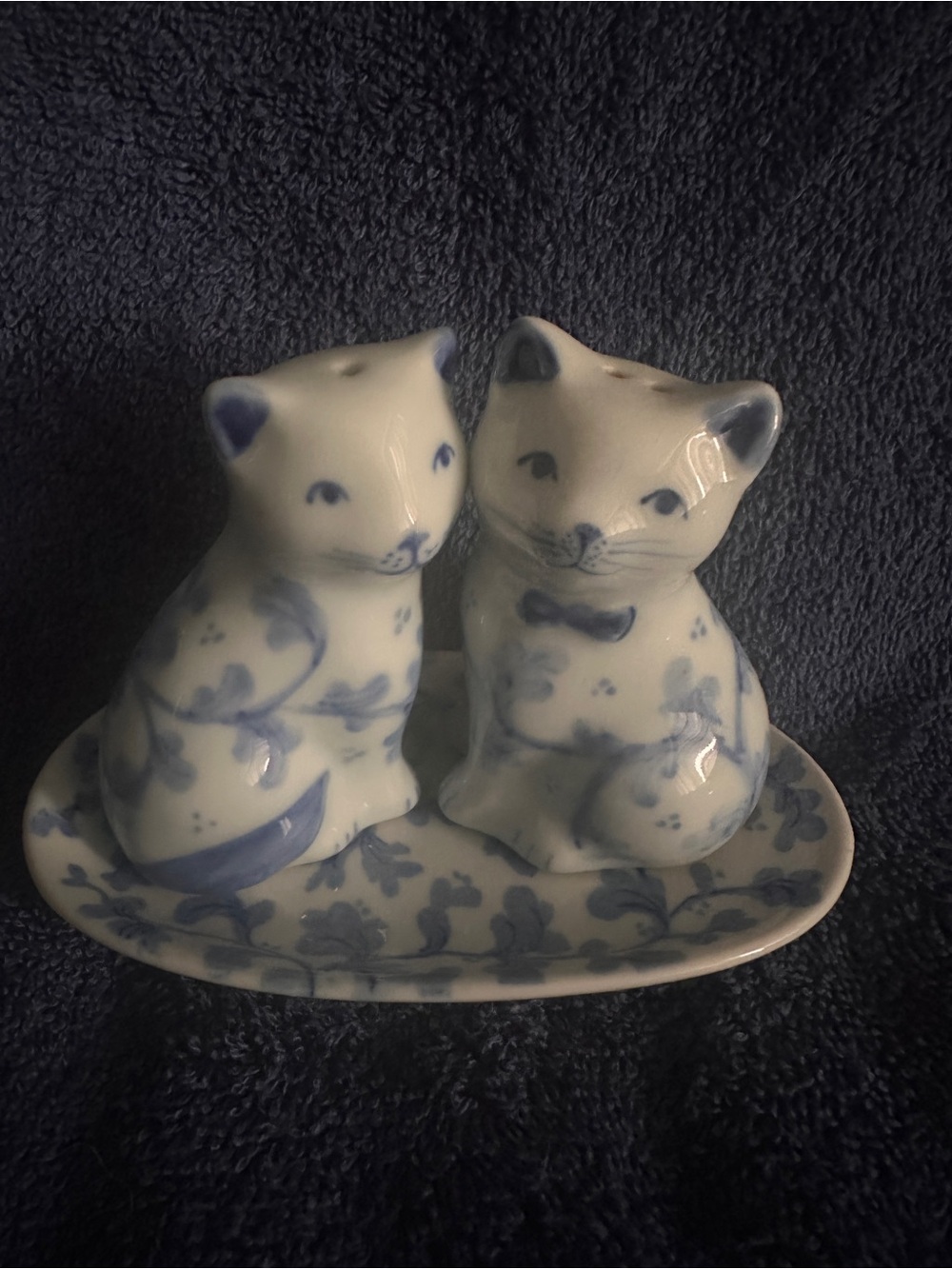 Vintage Andrea By Sadek Porcelain Cats Blue & White Salt/Pepper Shakers w/ Tray - Picture 2 of 5
